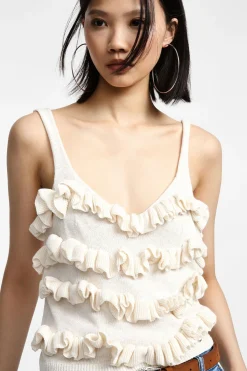 Camiseta con volantes y cuello en v