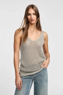 Camiseta perforada escote en v