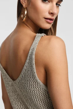 Camiseta perforada escote en v