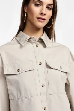 Chaqueta camisera con estampado en la espalda