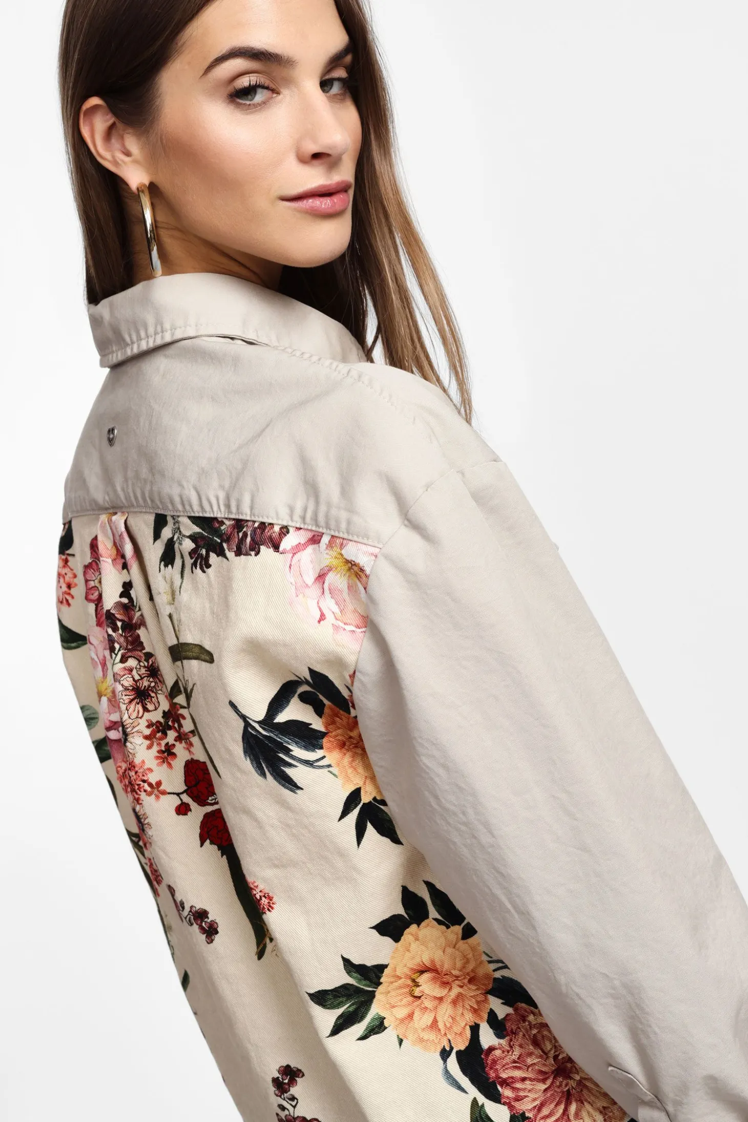 Chaqueta camisera con estampado en la espalda