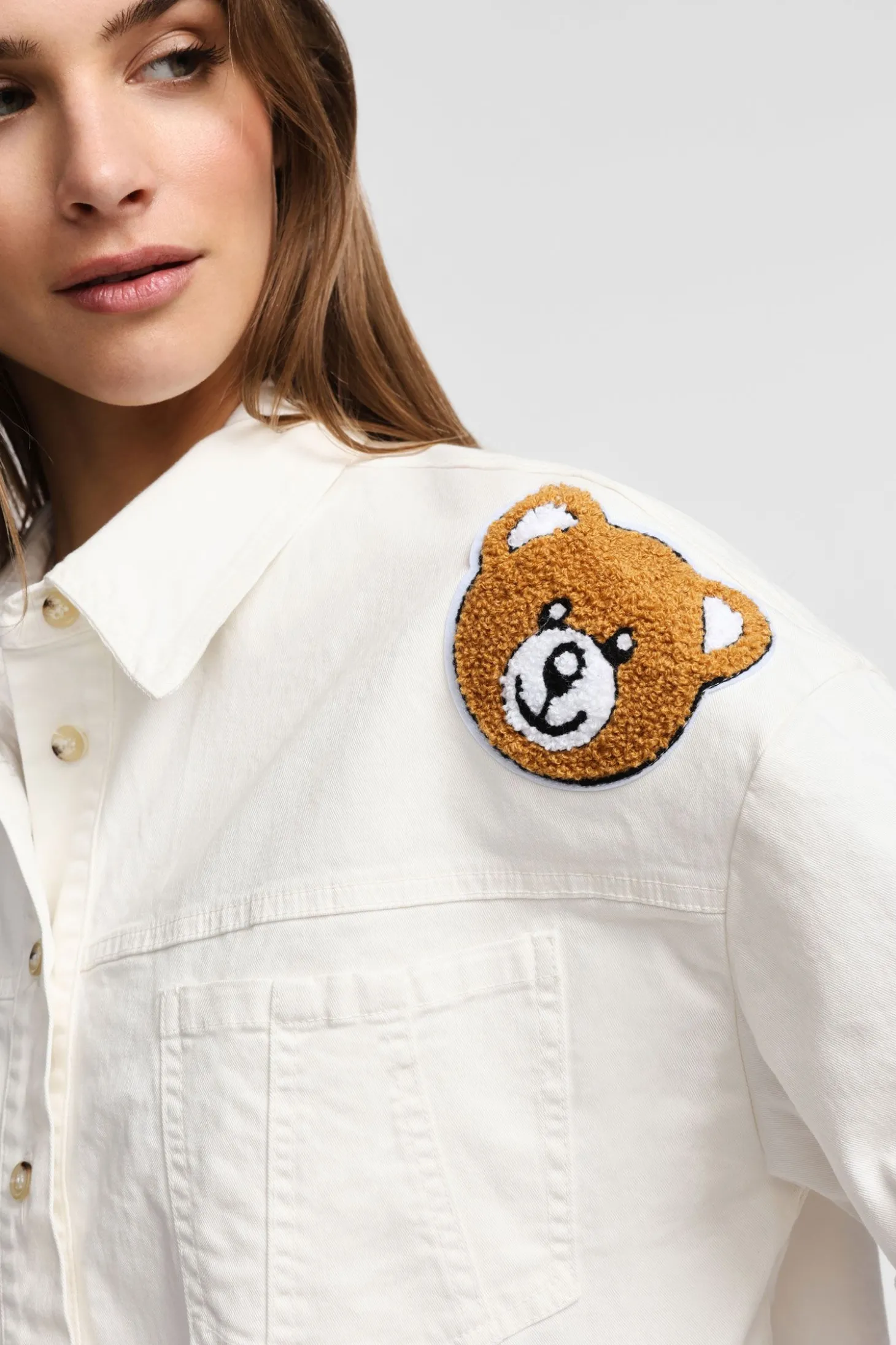 Chaqueta corta con botones y parche