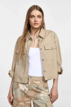 Chaqueta corta con cierre de botones