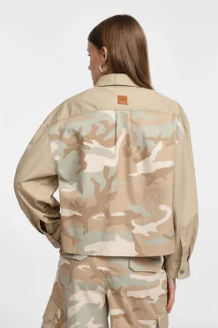 Chaqueta corta con cierre de botones
