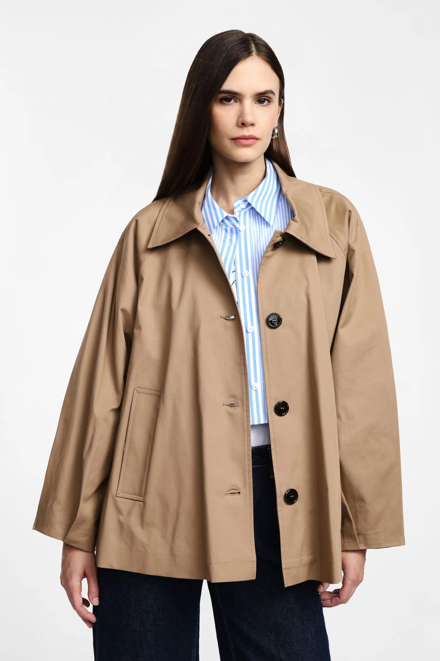 Chaqueta estilo trench con cierre de botones