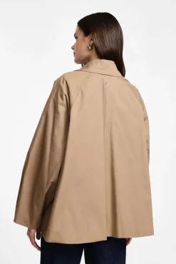 Chaqueta estilo trench con cierre de botones