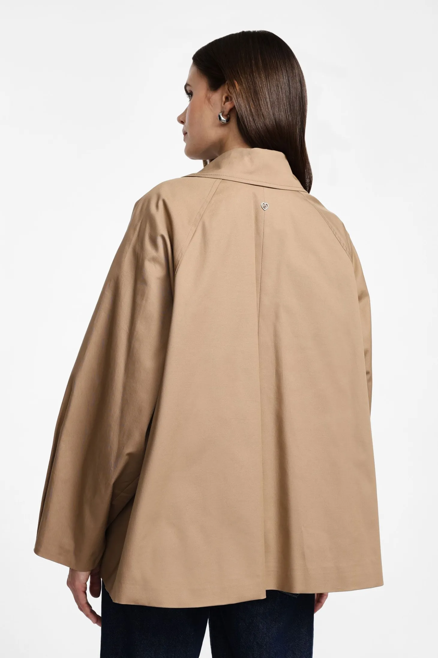 Chaqueta estilo trench con cierre de botones