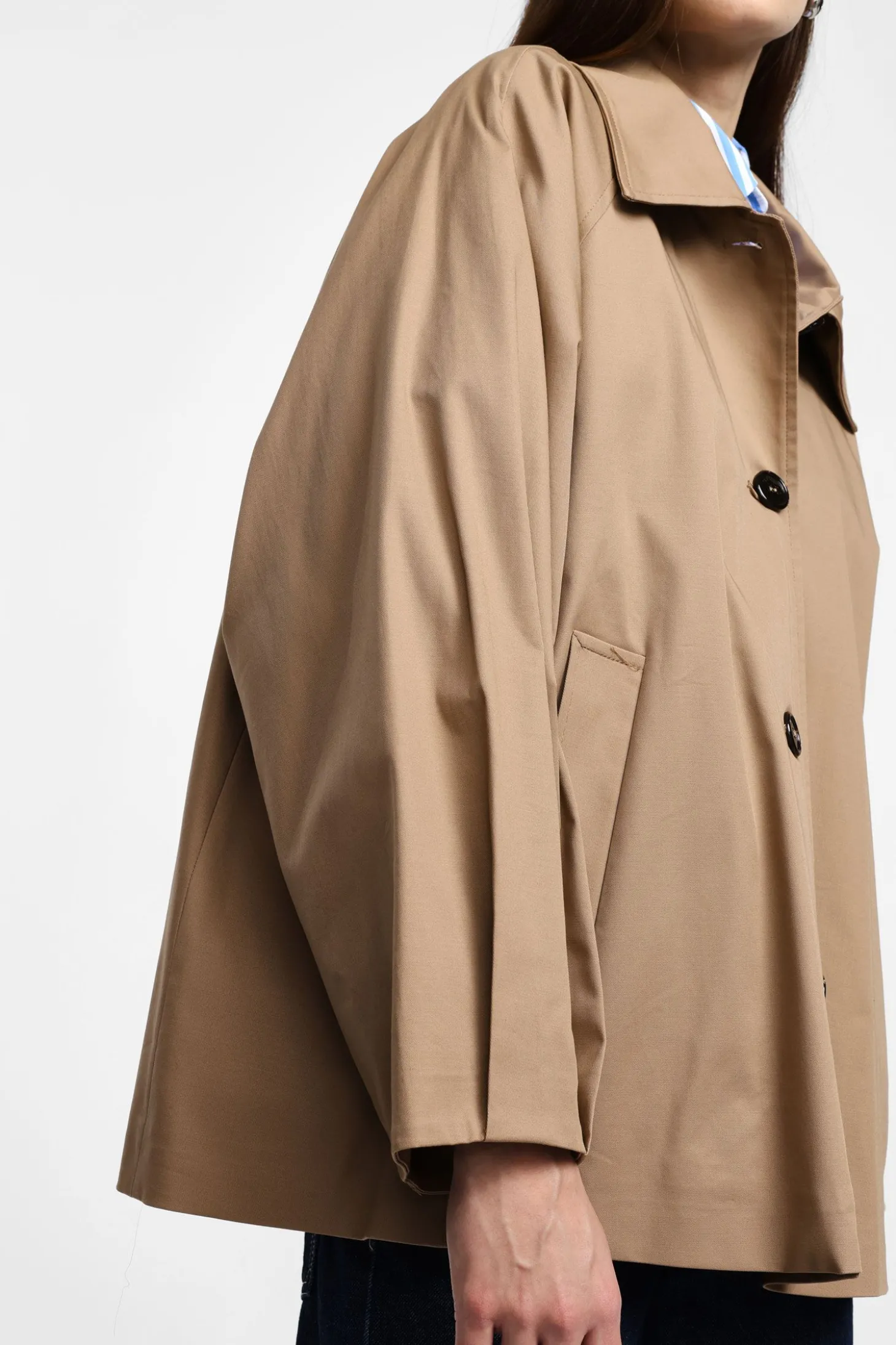 Chaqueta estilo trench con cierre de botones