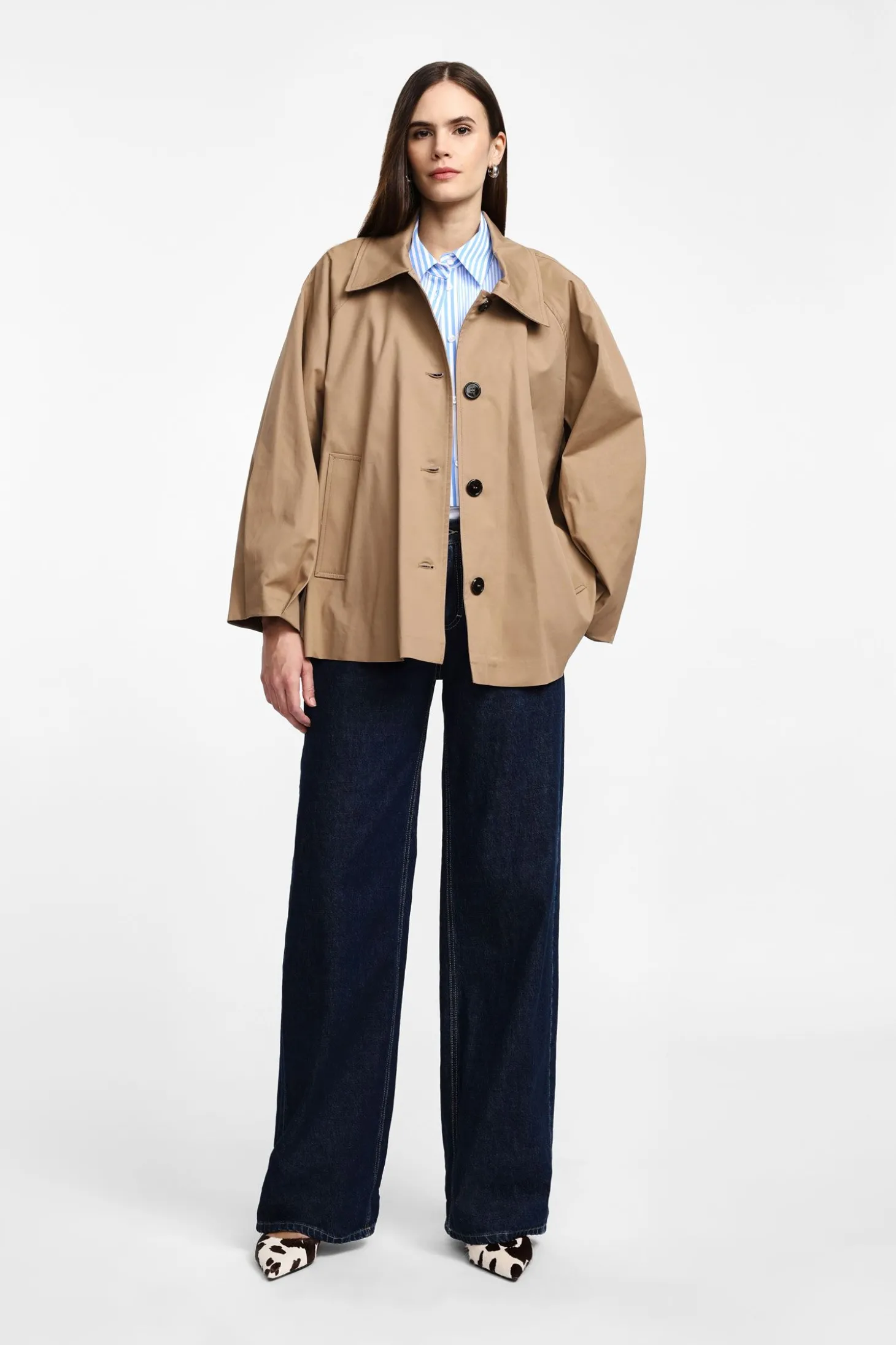 Chaqueta estilo trench con cierre de botones