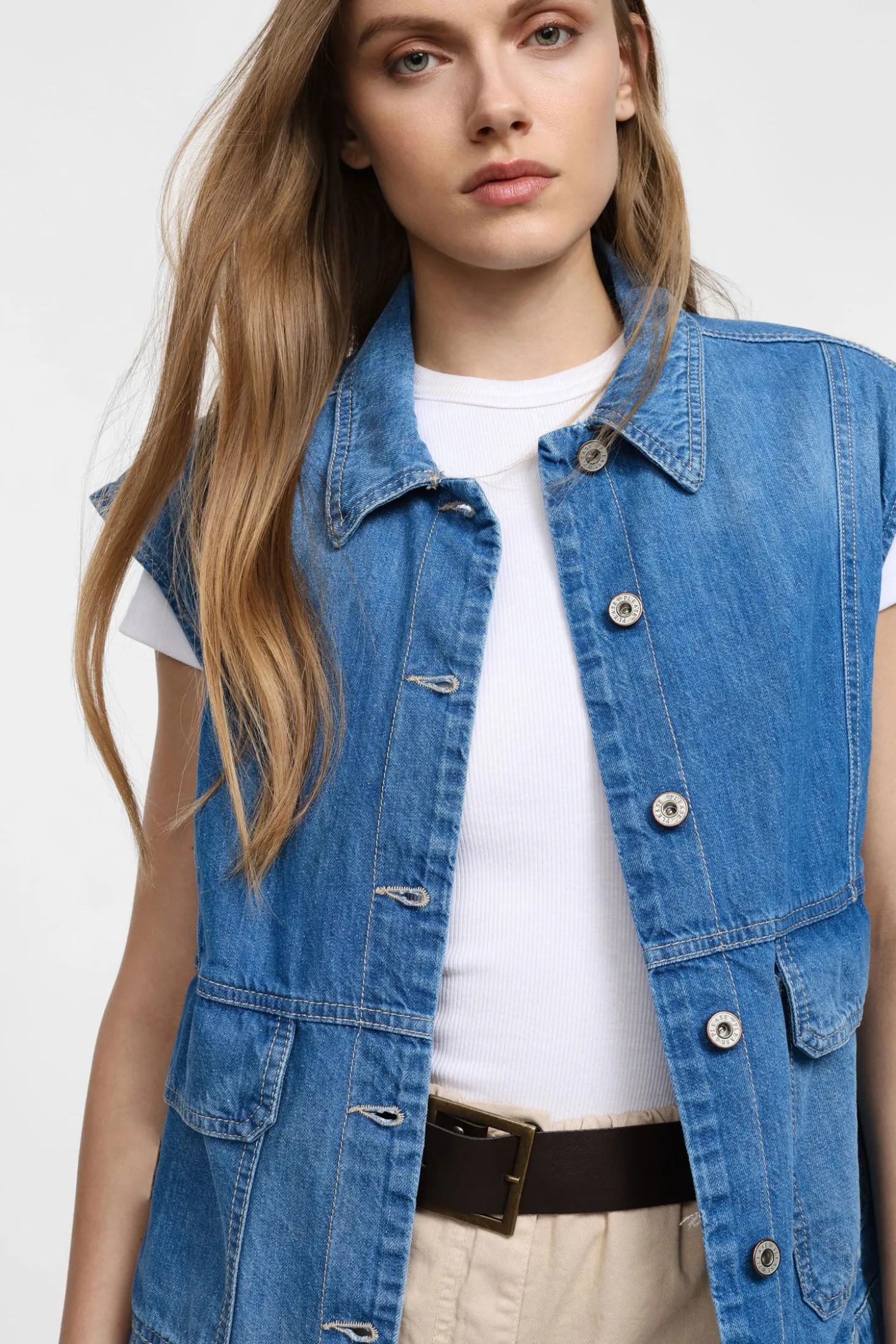 Chaqueta sin mangas con botones