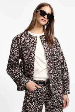 Chaqueta vaquera con cuello redondo y estampado animal