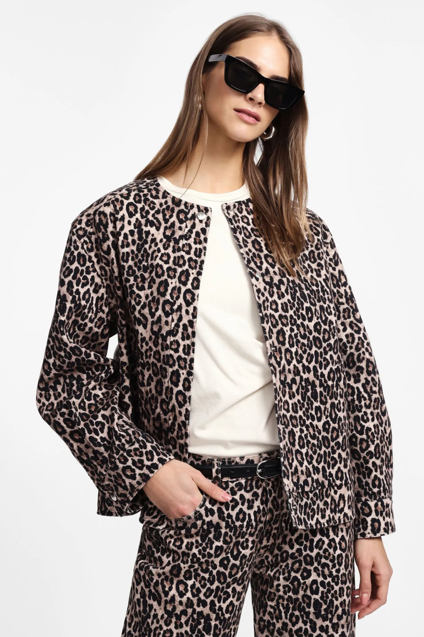 Chaqueta vaquera con cuello redondo y estampado animal