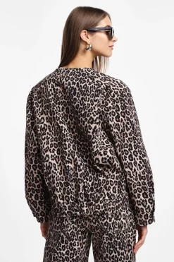 Chaqueta vaquera con cuello redondo y estampado animal