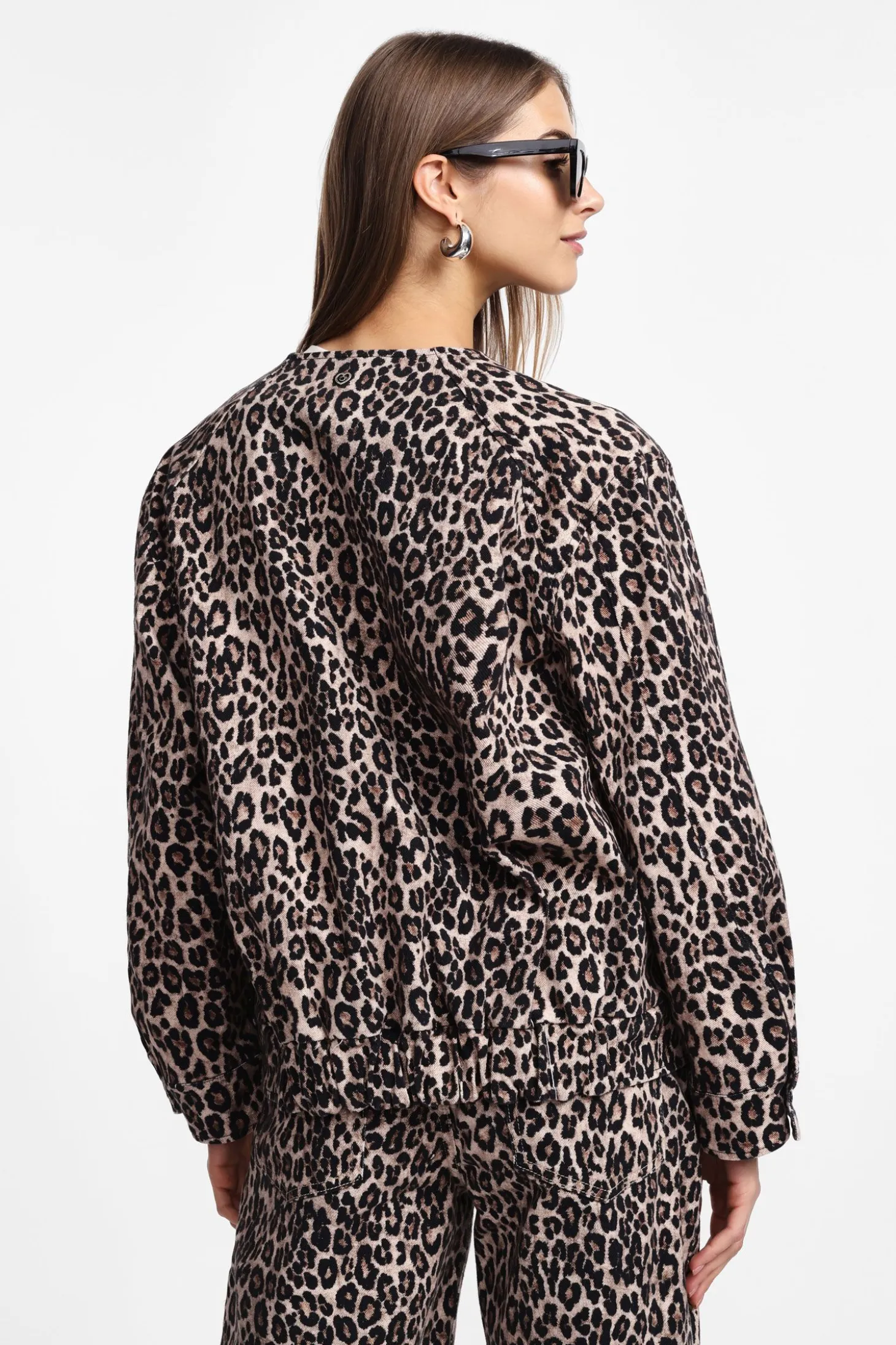 Chaqueta vaquera con cuello redondo y estampado animal