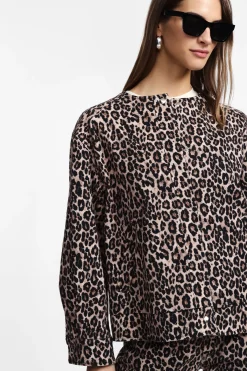 Chaqueta vaquera con cuello redondo y estampado animal