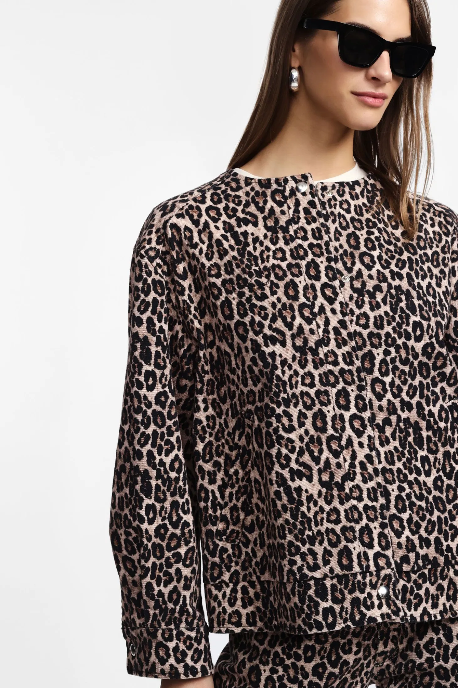Chaqueta vaquera con cuello redondo y estampado animal