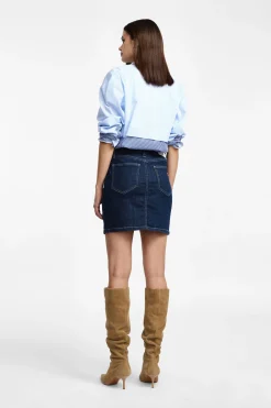 Falda corta de denim con bolsillos