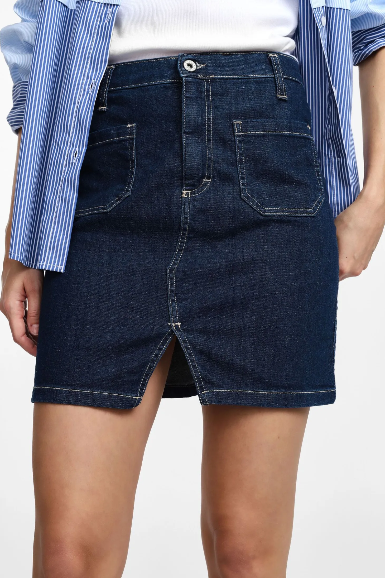 Falda corta de denim con bolsillos