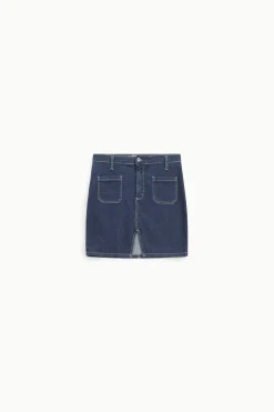 Falda corta de denim con bolsillos