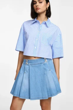 Falda corta vaquera con botones y pliegues