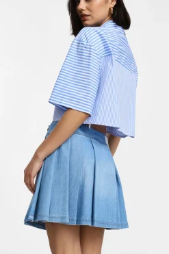 Falda corta vaquera con botones y pliegues