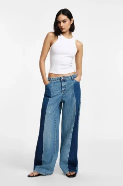 Jeans a gamba larga con design combinato