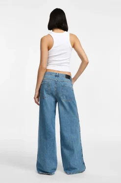 Jeans a gamba larga con design combinato