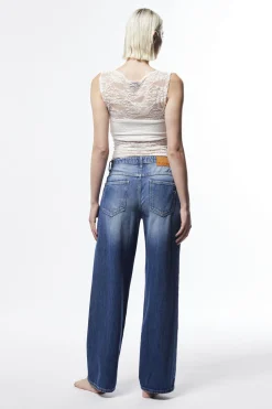 Jeans a gamba larga con lavaggio
