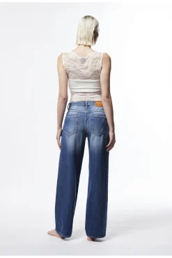 Jeans a gamba larga con lavaggio