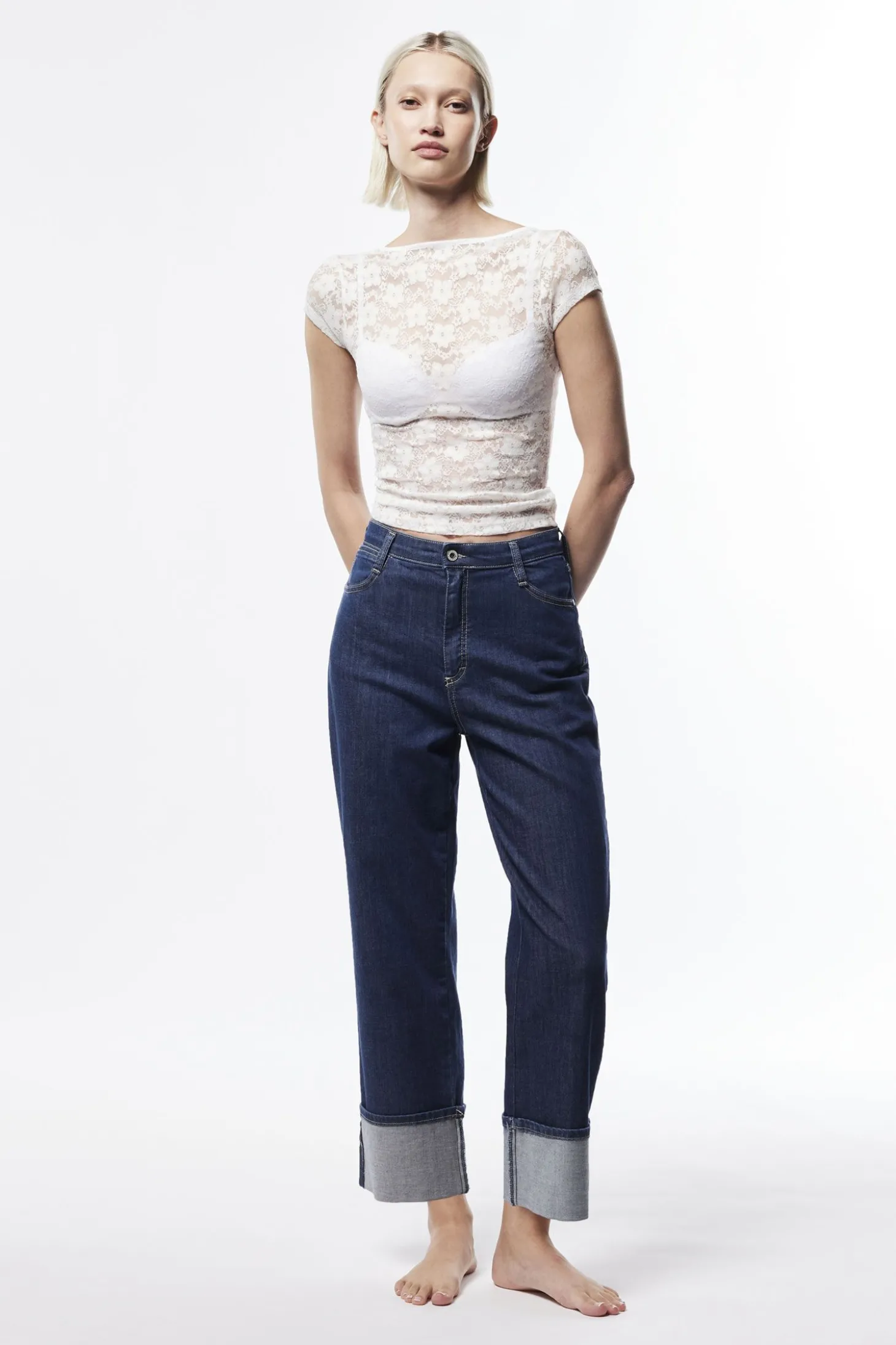 Jeans a gamba larga con risvolti