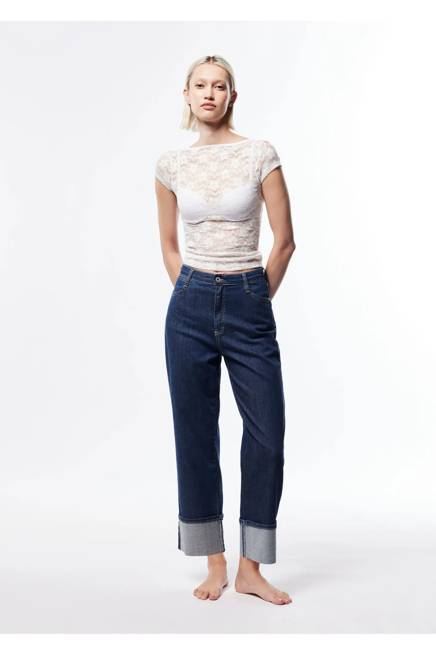 Jeans a gamba larga con risvolti