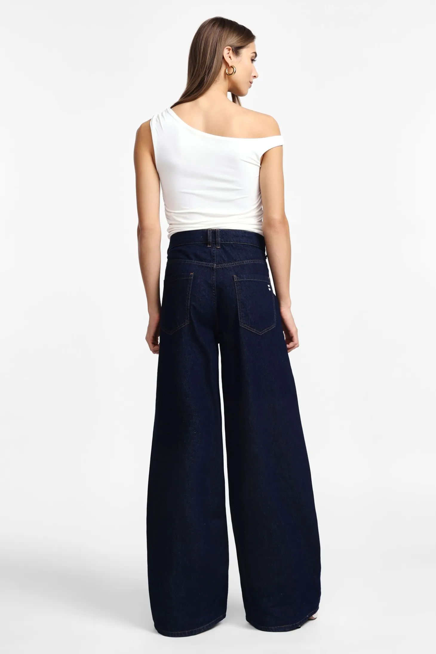 Jeans a gamba larga con vita alta e pinces