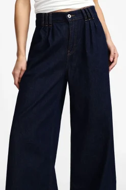 Jeans a gamba larga con vita alta e pinces