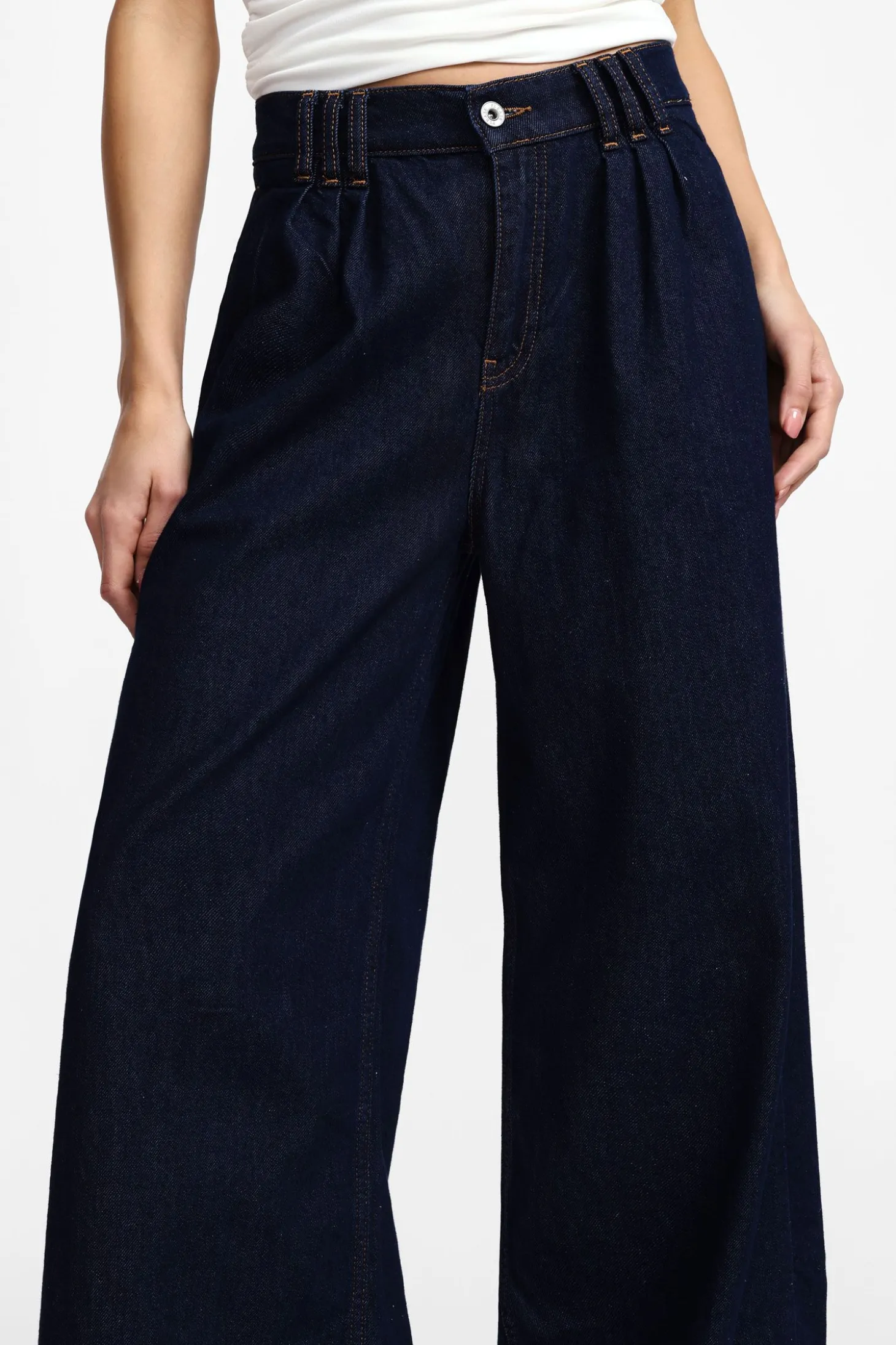 Jeans a gamba larga con vita alta e pinces
