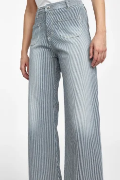 Jeans a zampa con righe e tasche