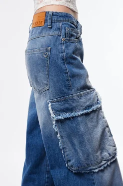 Jeans ampi baggy con tasche cargo sfrangiate