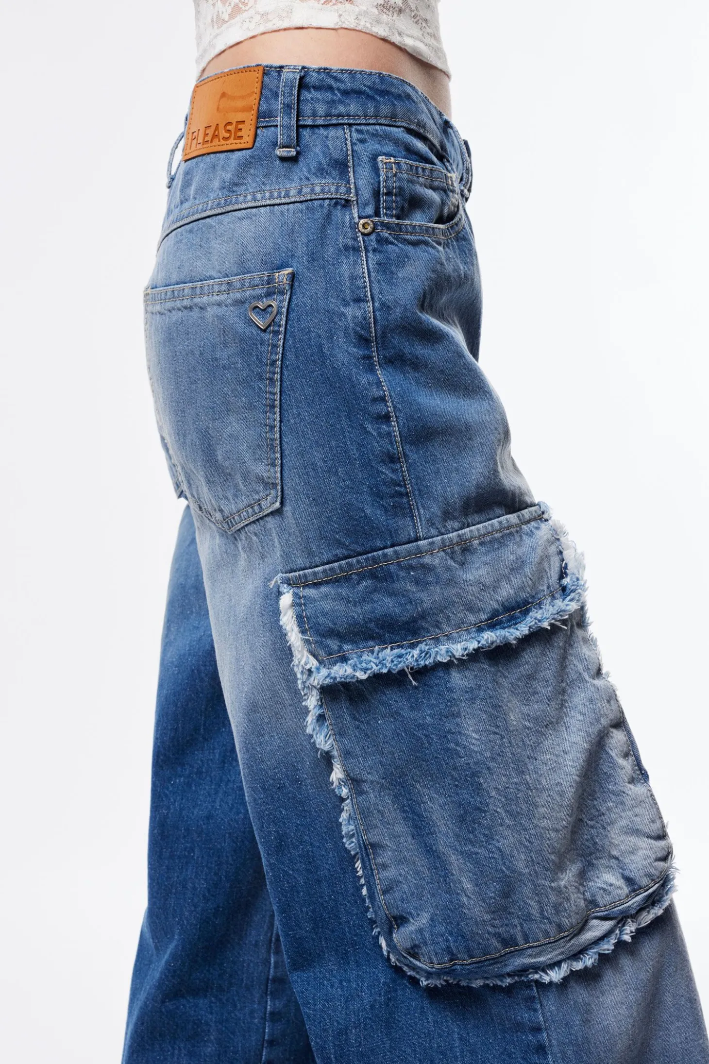 Jeans ampi baggy con tasche cargo sfrangiate