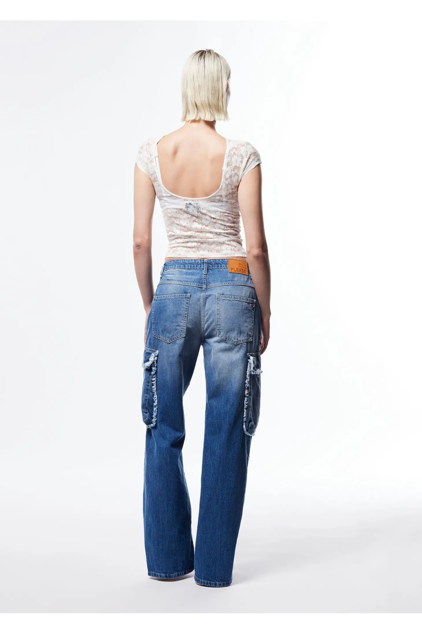 Jeans ampi baggy con tasche cargo sfrangiate