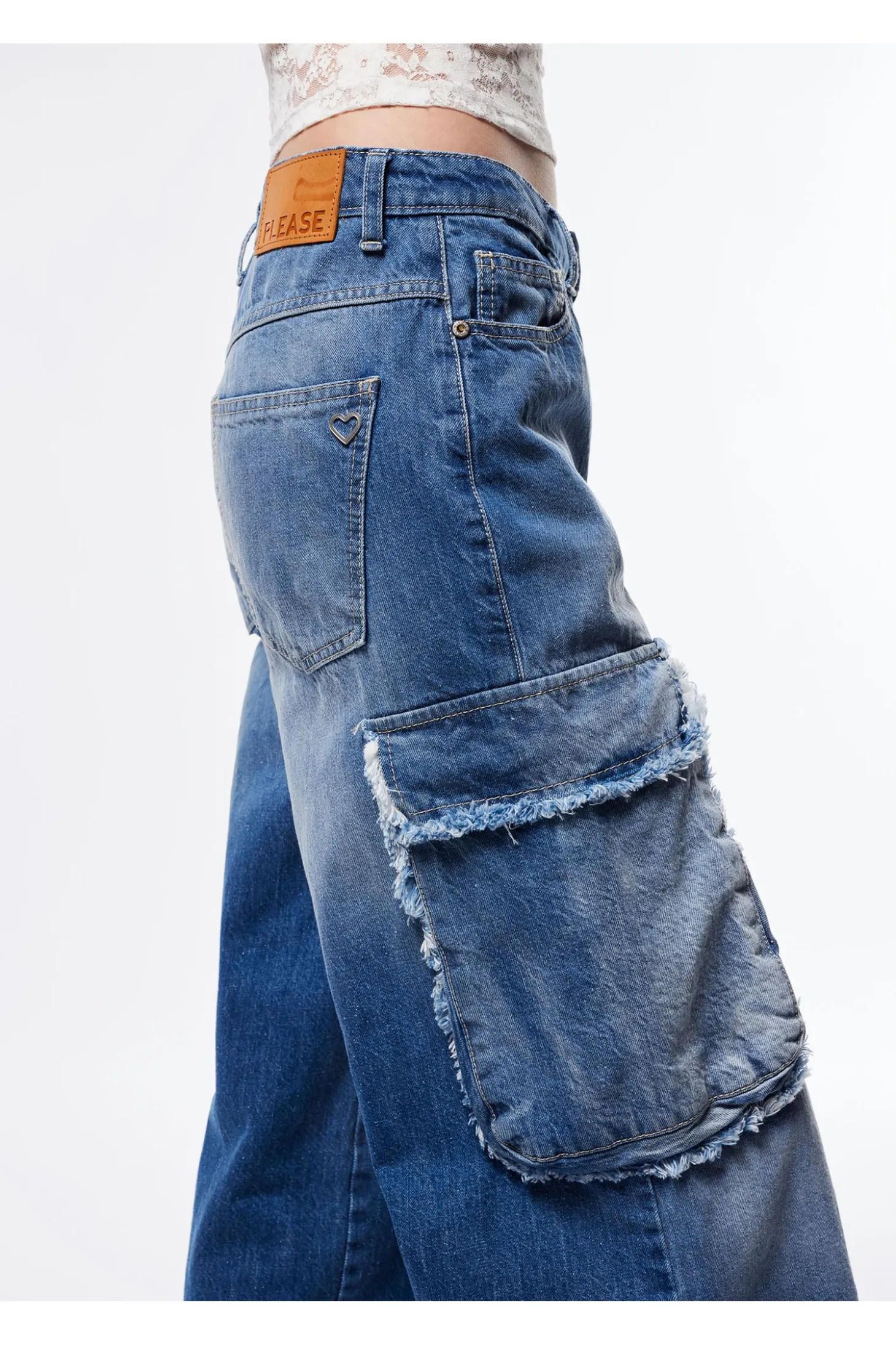 Jeans ampi baggy con tasche cargo sfrangiate