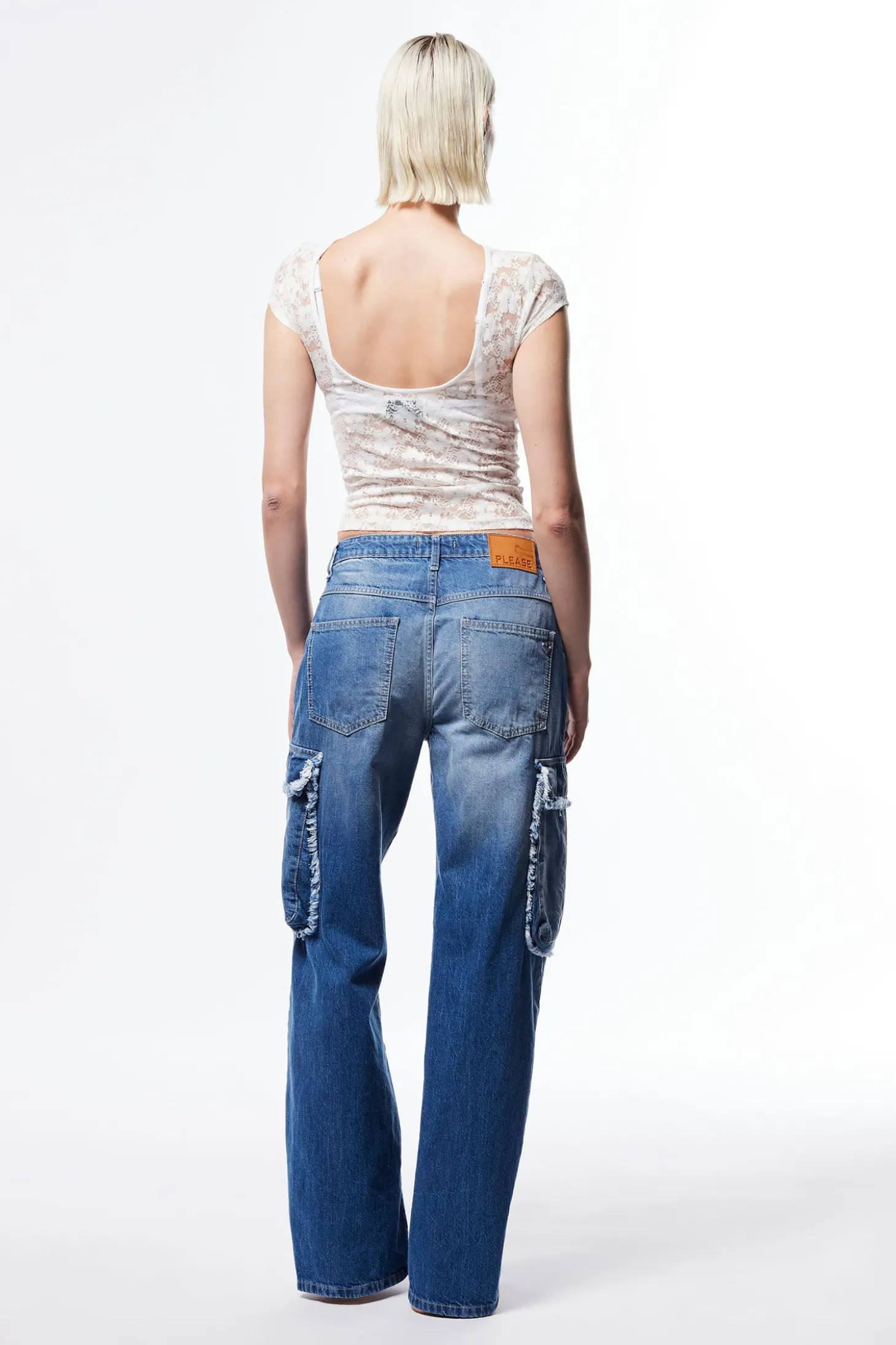Jeans ampi baggy con tasche cargo sfrangiate