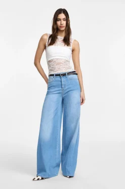 Jeans ampi con cintura