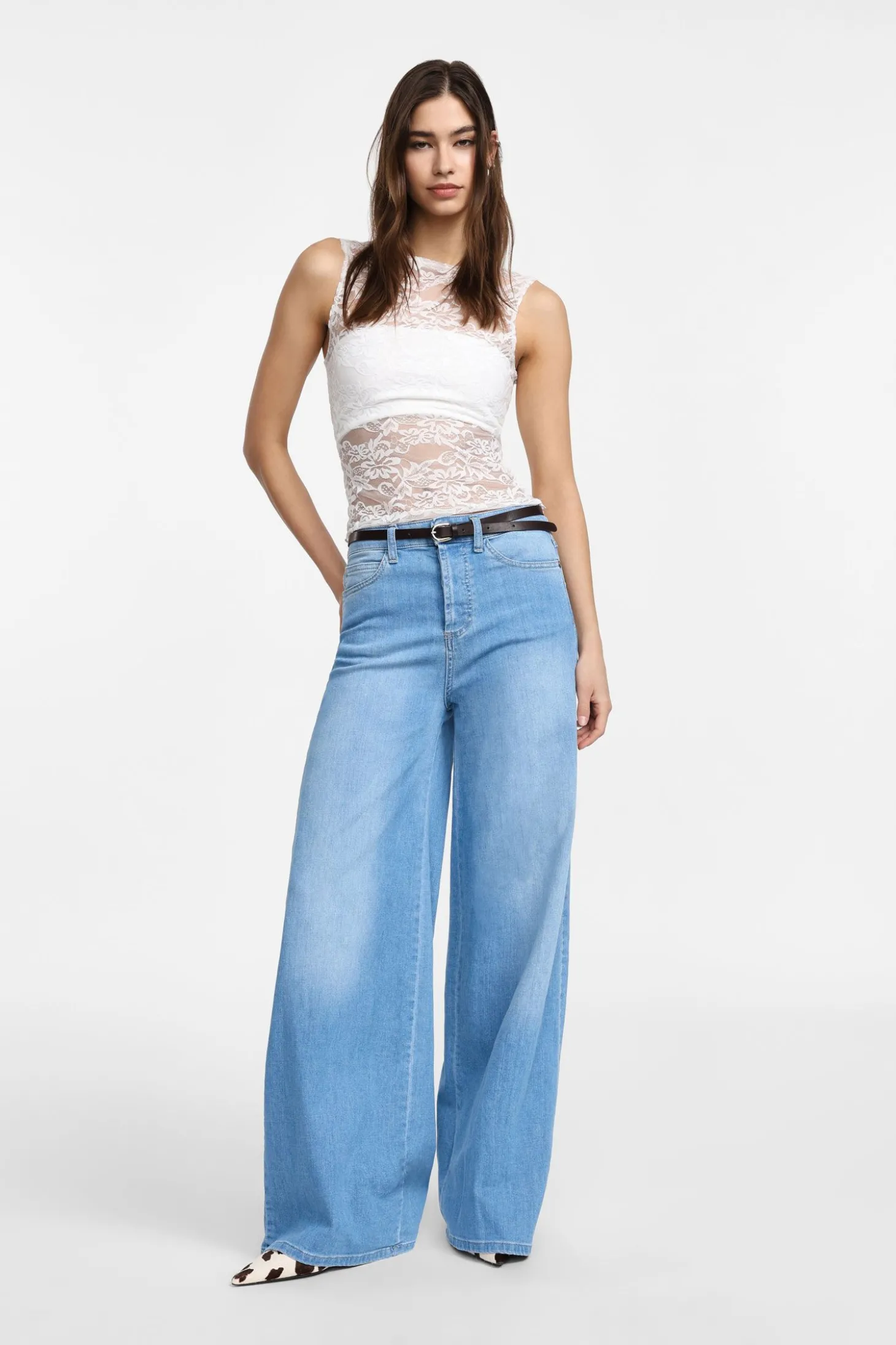 Jeans ampi con cintura