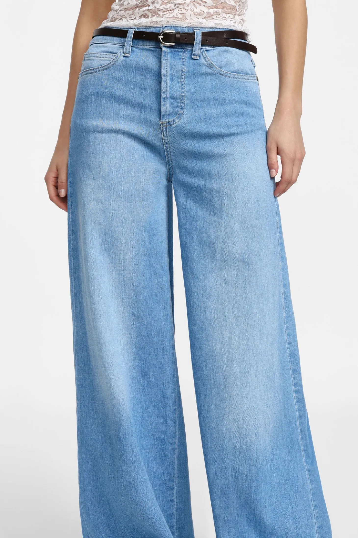 Jeans ampi con cintura