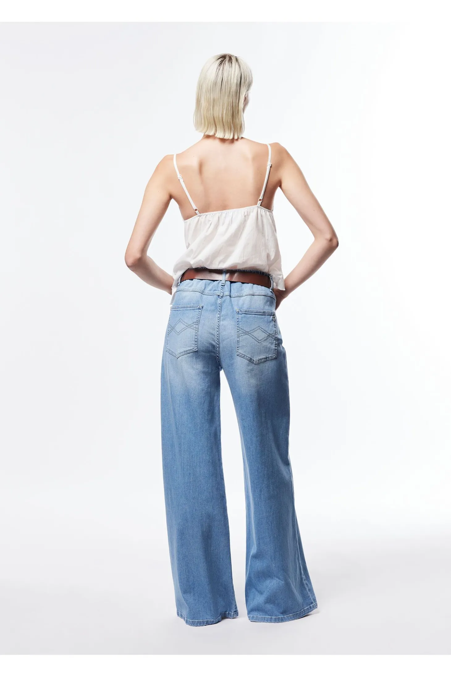 Jeans ampi con cintura