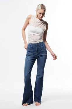 Jeans flare con vita alta e tasche