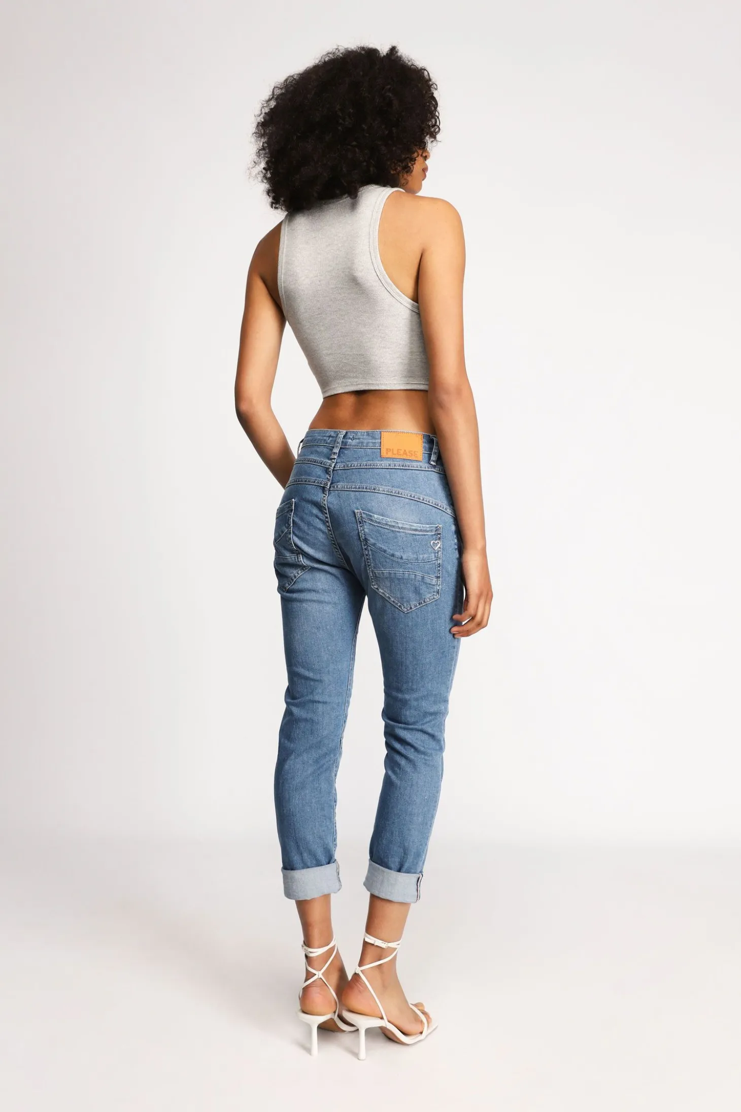 Jeans slim-fit effetto délavé con chiusura laterale e cuciture dettaglio