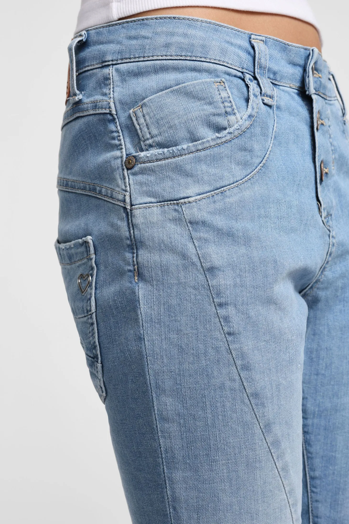 Jeans slim-fit effetto délavé con chiusura laterale e cuciture dettaglio