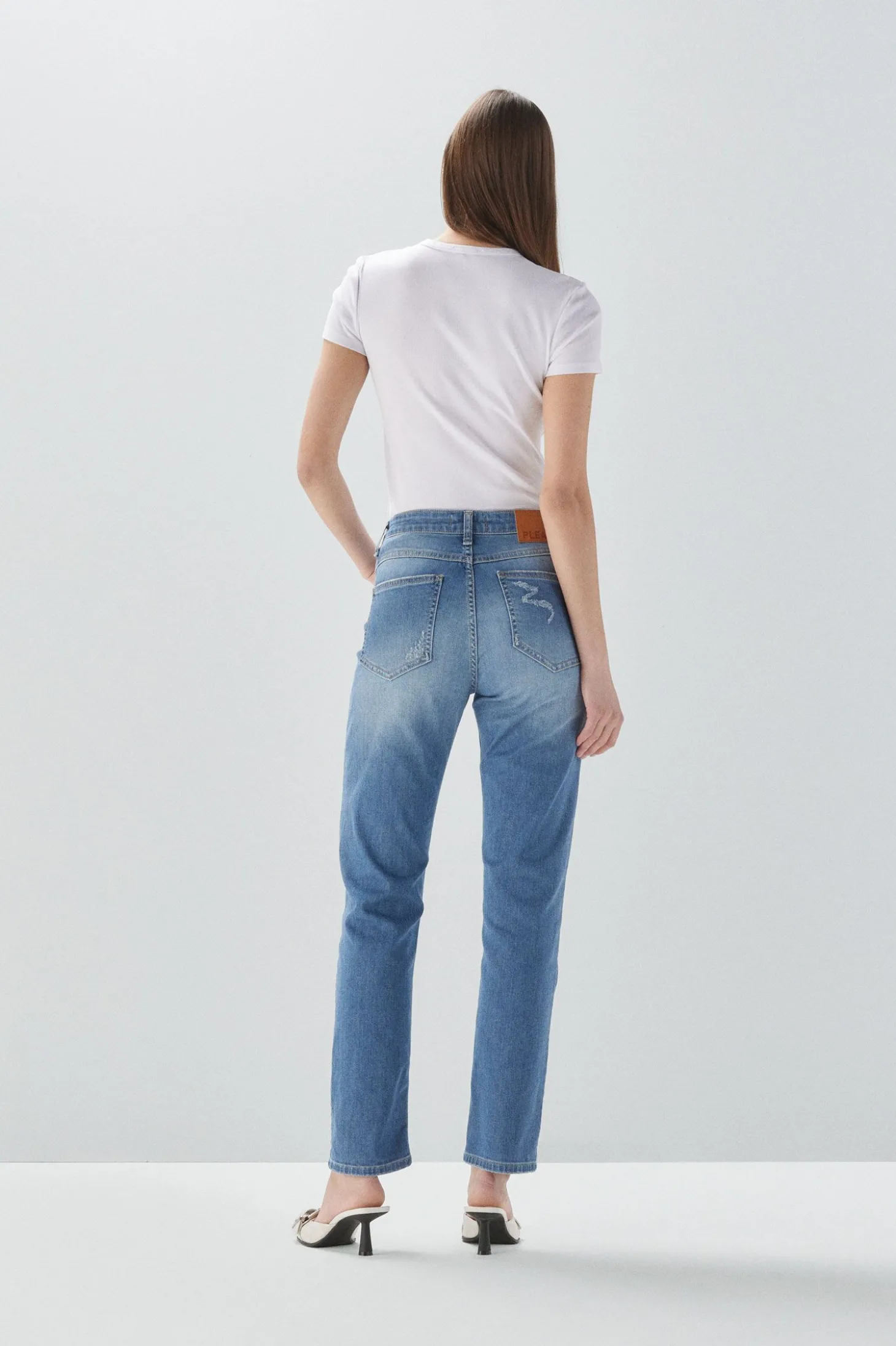Jeans straight délavé con abrasioni
