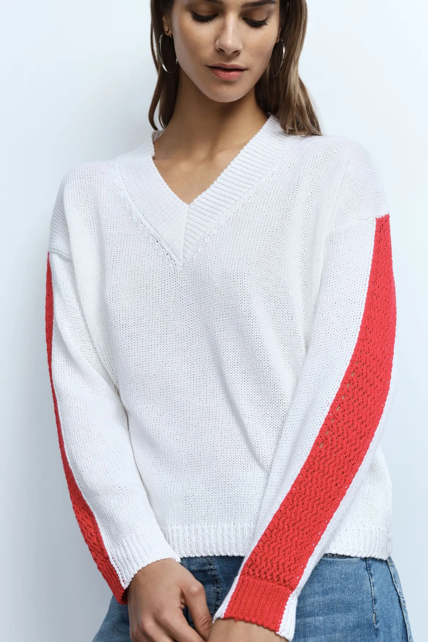 Jersey con cuello en v a rayas