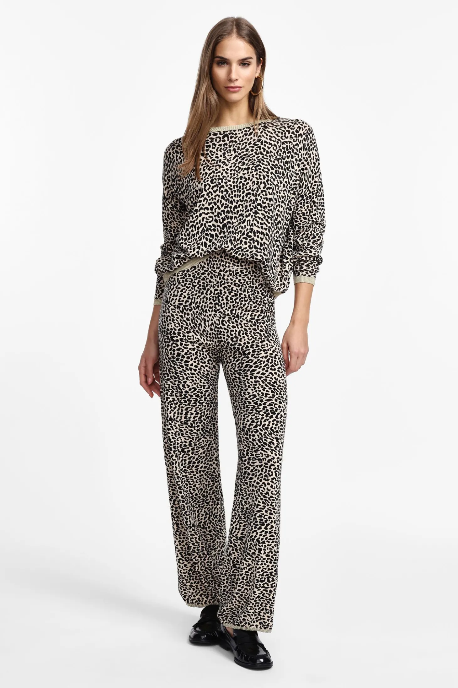 Pantalones acampanados con estampado animal